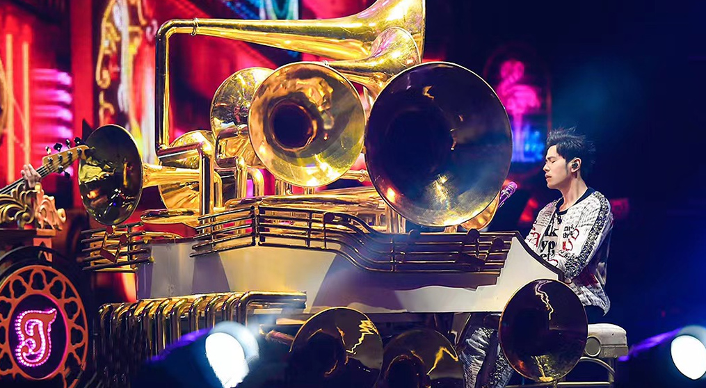 J9集团平台(china)公司官网透明屏和荧光棒系列产品亮相2022周杰伦新加坡演唱会