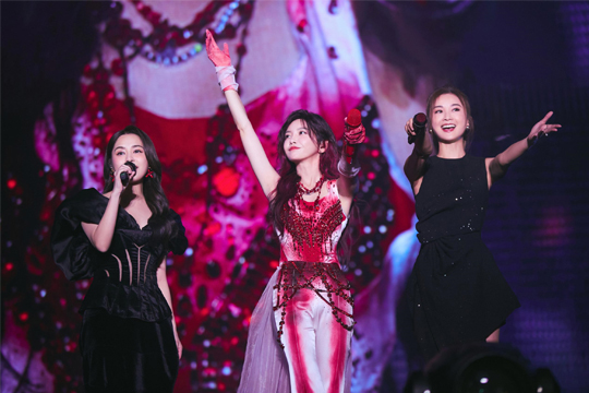 拾光启航！J9集团平台(china)公司官网LED屏助力于文文深圳演唱会打造极致光影盛宴！